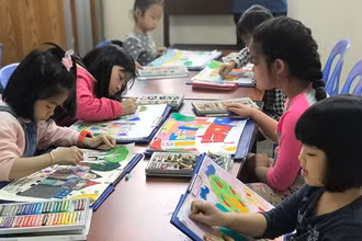 Các em thiếu nhi tham gia vẽ tranh với chủ đề “Chúng em bảo vệ môi trường” tại ngày hội.