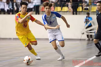 Các cầu thủ futsal thi đấu trận mở màn Giải Thể thao Sinh viên Việt Nam - VUG lần thứ 8, năm học 2020-2021.