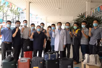 Đội phản ứng nhanh Bệnh viện Chợ Rẫy trước giờ lên đường đi Kiên Giang. (Ảnh bệnh viện cung cấp)