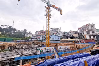 Nhiều hộ dân sống thấp thỏm bên công trình dự án tại trung tâm Đà Lạt.