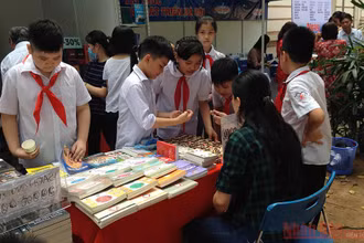 Các em nhỏ hào hứng tham gia nhiều hoạt động tại Ngày hội sách ở Thư viện Quốc gia năm 2017.