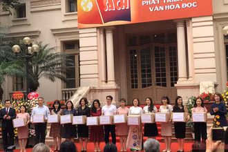 Trao tặng sách cho các trường học, thư viện một số tỉnh.