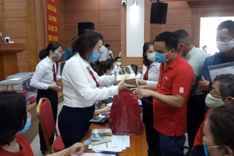 Các hộ dân trong vùng dự án nhận tiền hỗ trợ GPMB.