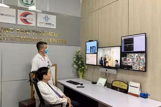 TS, BS Đỗ Ngọc Sơn ngồi tại Trung tâm chỉ huy trực tiếp đọc các chỉ số sinh hiệu, dữ liệu chẩn đoán hình ảnh trên hệ thống Tele-ICU và đưa ra tư vấn hướng điều trị cho bệnh nhân.