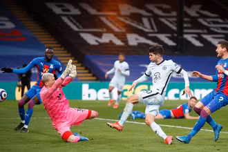 C. Pulisic (áo trắng) lập cú đúp trong chiến thắng 4-1 của Chelsea.