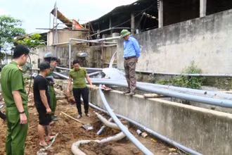 Lực lượng chức năng phát lộ hệ thống ống lấy nước thô sản xuất, đồng thời “bí mật” xả thải của HTX Hà Long.