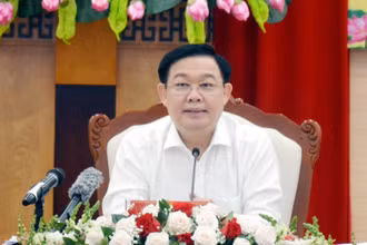 Chủ tịch Quốc hội Vương Đình Huệ phát biểu chỉ đạo về những nội dung công tác trọng tâm về bầu cử tại buổi làm việc với lãnh đạo tỉnh Quảng Ninh sáng 14-4. (Ảnh: Chiến Thắng)