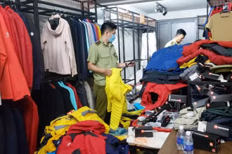 Lực lượng Quản lý thị trường kiểm tra tại một cửa hàng.