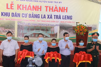 Đồng chí Nguyễn Đức Hải cắt băng khánh thành Khu dân cư Bằng La.