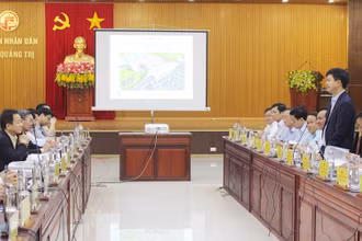 Bí thư Tỉnh ủy Quảng Trị Lê Quang Tùng phát biểu tại buổi làm việc.
