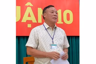 Lãnh đạo UBND quận 10 cung cấp thông tin cho các cơ quan báo chí.