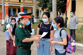 Các công dân phấn khởi khi hết thời gian cách ly tập trung.