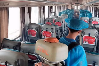 Khử trùng toa xe trước khi đưa vào vận hành. (Ảnh: VNR)