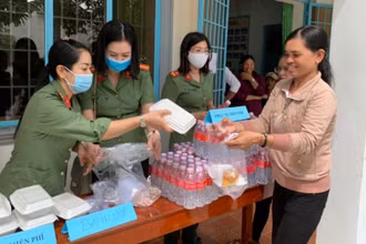 Hỗ trợ bữa ăn cho người dân làm căn cước công dân.