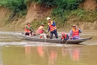 Lực lượng chức năng xã Hương Hóa (Quảng Bình) tìm kiếm thi thể nạn nhân bị lũ cuốn.