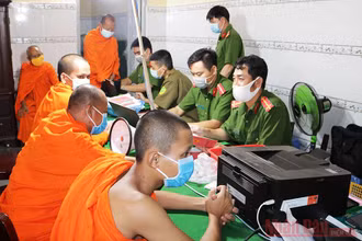 Công an huyện Gò Quao cấp CCCD cho các chư tăng của chùa Thnol Chum Thủy Liễu. 