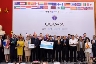 Việt Nam tiếp nhận lô vaccine phòng Covid-19 đầu tiên từ hỗ trợ của COVAX Facillity. (Ảnh: TRẦN MINH)