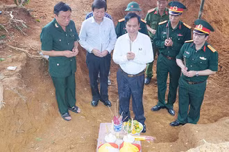 Phó Bí thư Tỉnh ủy, Chủ tịch UBND tỉnh Quảng Trị Võ Văn Hưng dâng hương các anh hùng liệt sĩ tại địa điểm đang triển khai tìm kiếm.