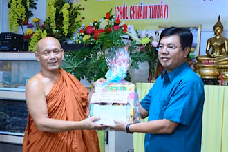 Bí thư Tỉnh ủy Cà Mau (bìa phải) thăm và chúc mừng Tết Chol Chnăm Thmây tại chùa Monivongsa Bopharam.