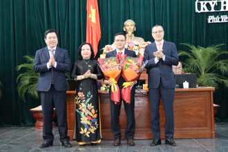 Thường trực Tỉnh ủy và HĐND tỉnh tặng hoa chúc mừng ông Đào Mỹ vừa được bầu giữ chức Phó Chủ tịch UBND tỉnh Phú Yên, nhiệm kỳ 2016-2021.