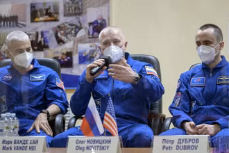 Từ trái sang: phi hành gia NASA Mark Vande Hei và hai nhà du hành vũ trụ Nga Oleg Novitskiy và Pyotr Dubrov trong cuộc họp báo ngày 8-4 ở Kazakhstan. Ảnh: AP.