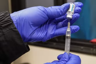 Y tá chuẩn bị tiêm vaccine của Johnson & Johnson. (Ảnh: AP)