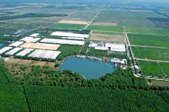 Toàn cảnh Trang trại sinh thái Vinamilk Green Farm Tây Ninh với chín hồ nước điều hoà khí hậu, làm mát cho cả khu vực, tạo ra không gian mát mẻ ngay cả trong mùa nắng nóng cao điểm. (Ảnh: VNM)