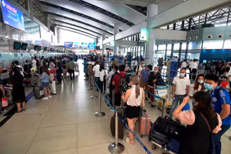 Hành khách được bố trí di chuyển theo đường zíc zắc bảo đảm trật tự, khoảng cách. (Ảnh: NIA cung cấp)