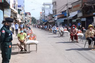 Người dân quận Chbar Ampov nhận quà của Chính phủ, sáng 24-4. (Ảnh: Fresh News).
