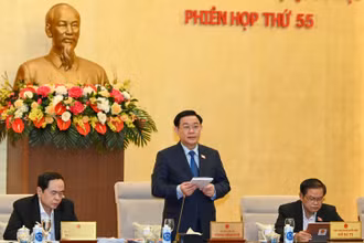 Chủ tịch Quốc hội Vương Đình Huệ phát biểu khai mạc phiên họp. 