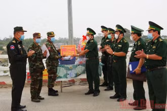 Đại tá Lê Văn Luận, Chỉ huy trưởng BĐBP tỉnh Đồng Tháp trao kinh phí hỗ trợ Tiểu khu Quân sự tỉnh Prây-veng, Campuchia. (Ảnh: Phú Quý)