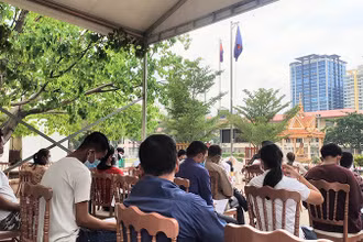 Người dân Phnom Penh đi xét nghiệm Covid-19 trong lúc dịch chưa có dấu hiệu giảm.