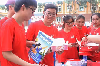 Bạn trẻ Nghệ An hào hứng tìm hiểu tài liệu tuyên truyền sức khỏe sinh sản, nhận bao cao su và thuốc tránh thai miễn phí từ “Hành trình SV – OK”.