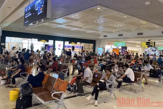 Ghi nhận tại khu vực hành khách chờ lên máy bay sau khi làm thủ tục chuyến bay (check in) ở Cảng hàng không quốc tế Nội Bài trưa 25-4, vẫn có những hành khách không đeo khẩu trang theo quy định. (Ảnh: HẢI CHÍNH)