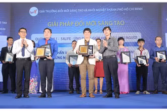 Ông Nguyễn Việt Dũng, Giám đốc Sở KH-CN TP Hồ Chí Minh (bìa trái ảnh) và ông Nguyễn Anh Thi, Trưởng Ban Quản lý Khu Công nghệ cao TP Hồ Chí Minh (bìa phải ảnh) trao giải thưởng I-Star 2020.
