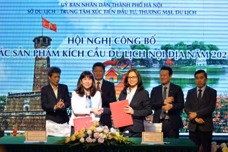 Các đại biểu ký kết biên bản hợp tác nhằm nâng cao chất lượng sản phẩm du lịch