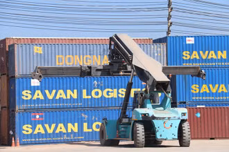 Bốc dỡ container trong cảng cạn tại tỉnh Savannakhet, miền Trung Lào.