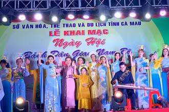 Trình diễn áo dài và bộ sưu tập áo Bà Ba trong đêm khai mạc Ngày hội bánh dân gian 2021 tại Cà Mau. 