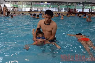 Một lớp dạy bơi cho trẻ em ở Hà Nội (Ảnh minh họa: Minh Hà).