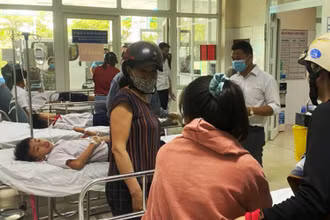 Các em học sinh đang được chăm sóc, theo dõi tại Trung tâm Y tế huyện Hòa Vang.