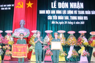Thiếu tướng Nguyễn Văn Gấu, Ủy viên T.Ư Đảng, Chính ủy Quân khu 9 trao tặng danh hiệu “Anh hùng lực lượng vũ trang nhân dân” cho Tiểu đoàn 560.