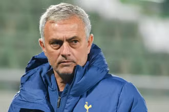 Bản hợp đồng thời hạn tới mùa hè 2023 của HLV Mourinho bị kết thúc sớm. 