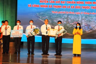 Trao quyết định của Thủ tướng Chính phủ công nhận huyện Cần Giờ đạt chuẩn nông thôn mới năm 2020.