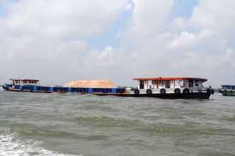 Trong năm nay, các phương tiện vận chuyển cát sông đều bị kiểm tra gắt gao để tránh tình trạng khai thác cát lậu. (Ảnh: THANH DŨNG)
