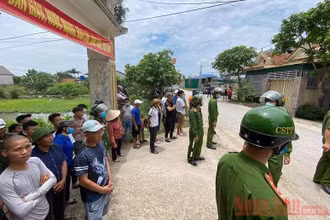 Các lực lượng cảnh sát phong tỏa các ngả đường vào hiện trường, bao đảm an toàn khu vực chung quanh.