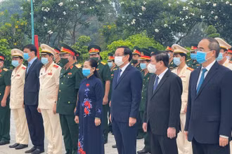 Đoàn đại biểu TP Hồ Chí Minh viếng Nghĩa trang Liệt sĩ TP Hồ Chí Minh.