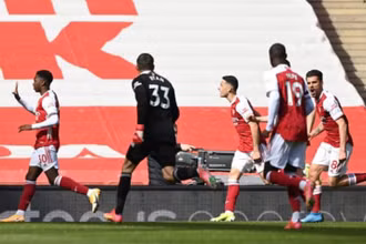 Nketiah (trái) gỡ hòa 1-1 cho Arsenal phút 90+7.