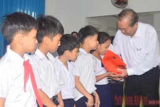 Phó Thủ tướng Trương Hòa Bình tặng quà cho các cháu ở Trung tâm nuôi dạy trẻ khuyết tật Võ Hồng Sơn.