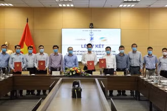 Thứ trưởng TT-TT Phan Tâm cùng đại diện lãnh đạo các đơn vị, doanh nghiệp tại lễ ký kết.