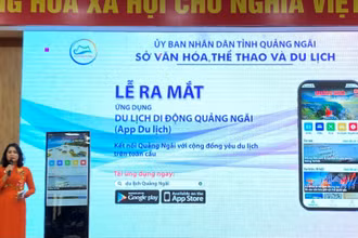 Phó Giám đốc Sở Văn hóa, Thể thao và Du lịch tỉnh Quảng Ngãi Huỳnh Thị Phương Hoa giới thiệu ứng dụng Du lịch Quảng Ngãi.